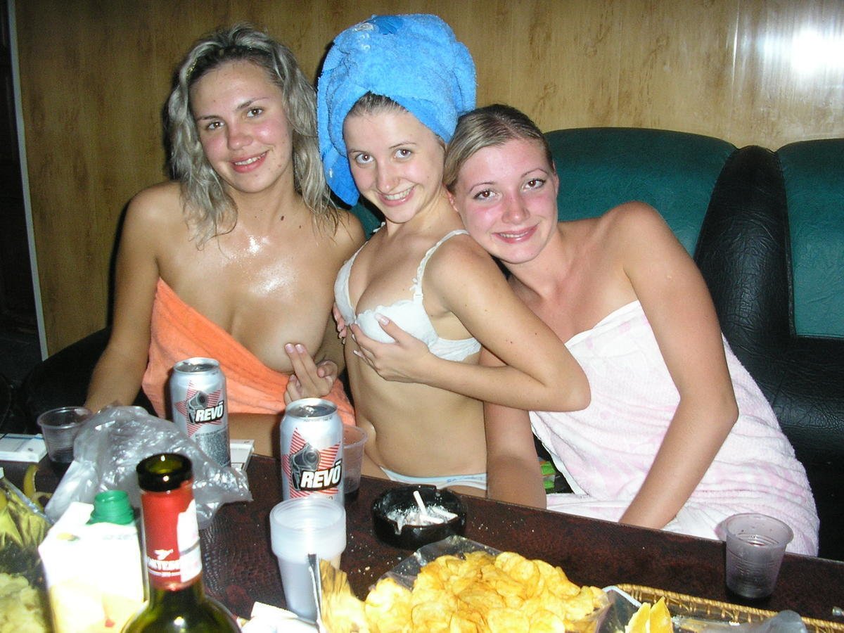 Три молодых подружки голышом в сауне фото