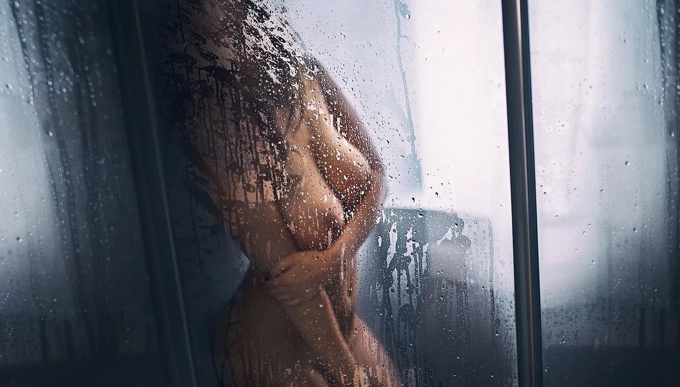 Фигуристые женщины позируют голышом в душе