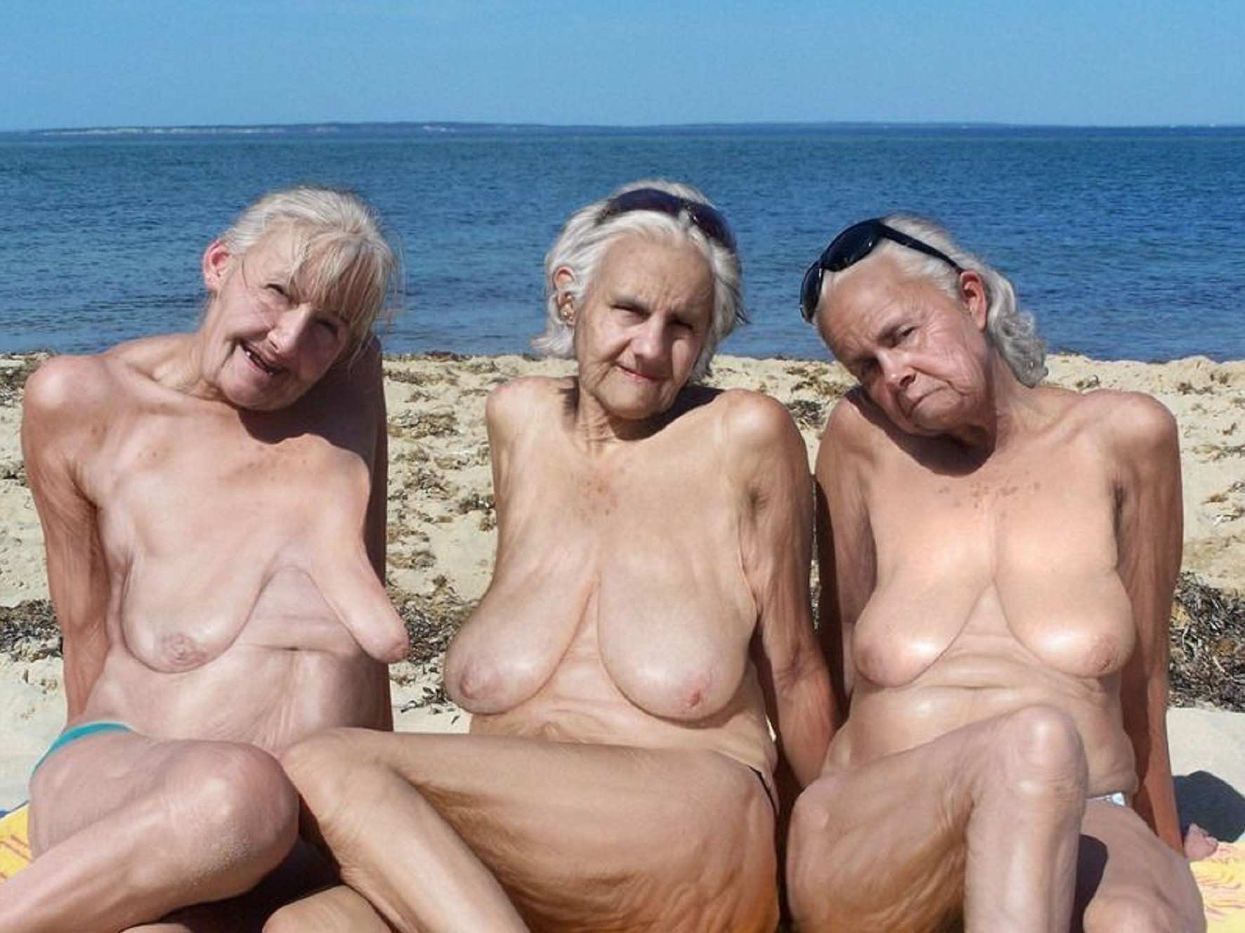 Смелые старушки с голыми телами