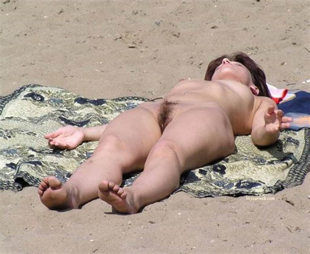 Сочная волосатая пизда нудистки на пляже 