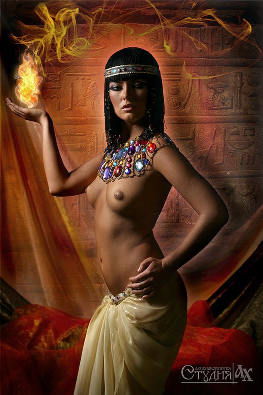 Голая египтянка с красивой грудью