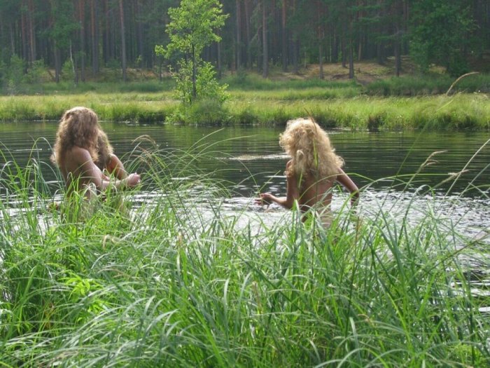 Девушка на озере