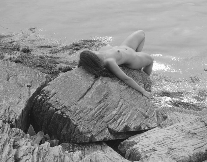 Девушка на берегу