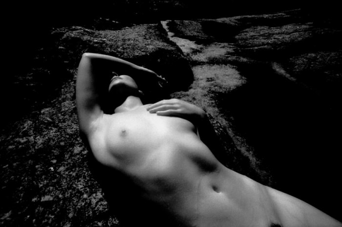 Силуэт голой женщины