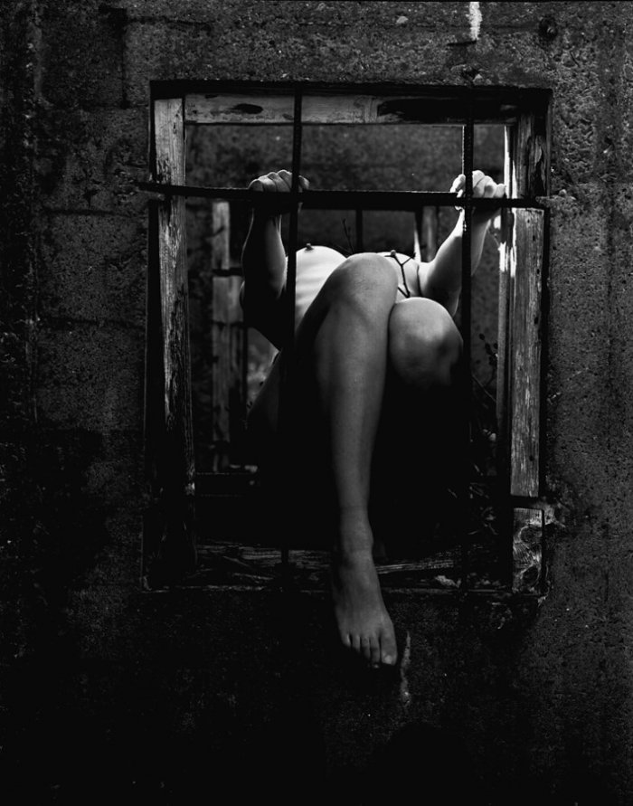 Девушка в темнице