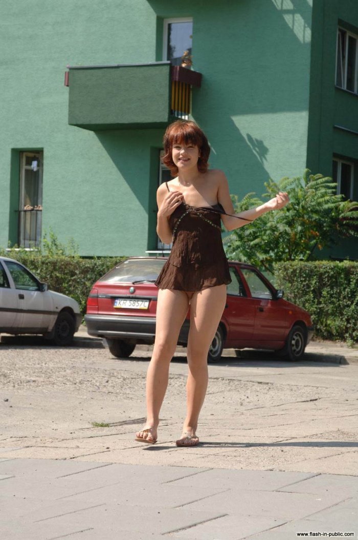 Под мини платьем