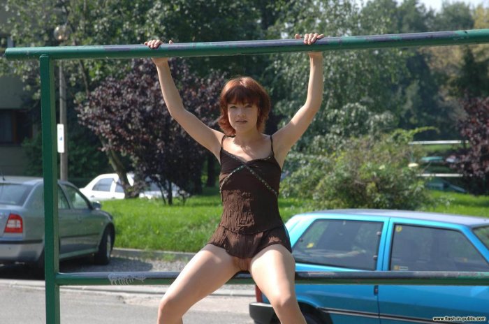 Девушка на турнике