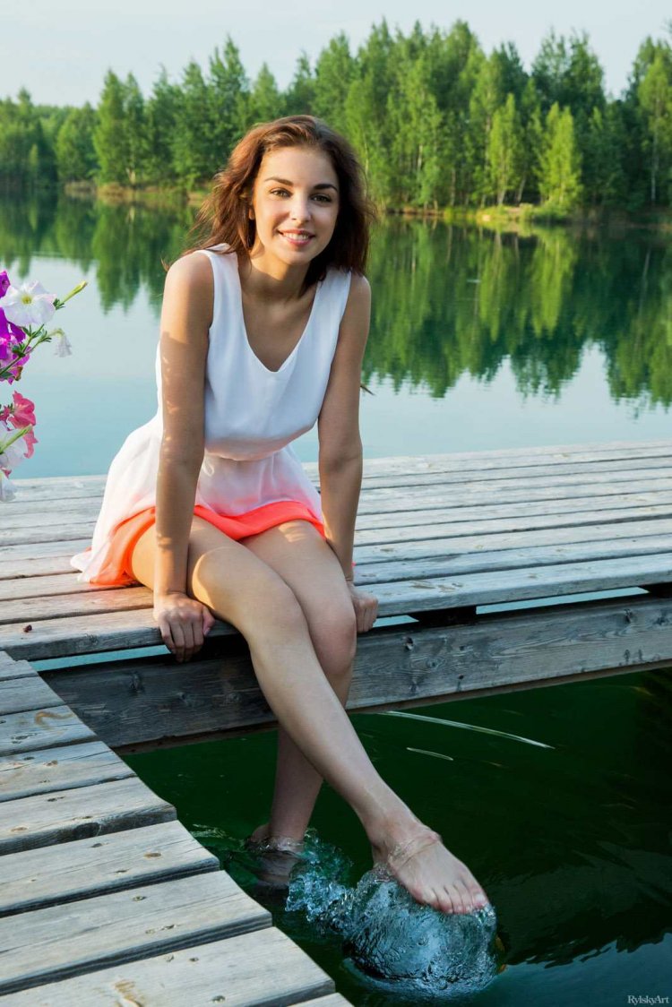 Красивые деревенские девушки на реке