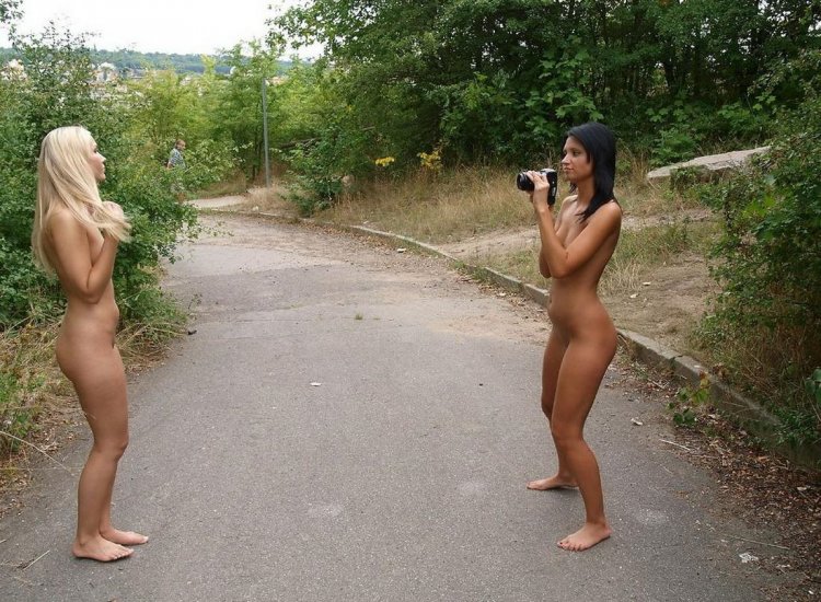 Ходит голая по улице