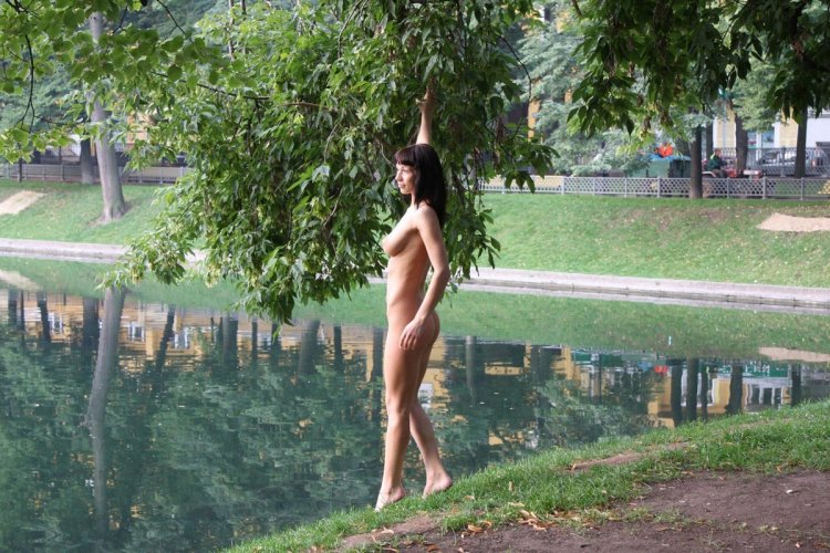 Обнаженная на пляже