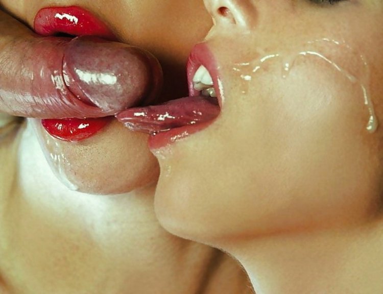 Эротичное облизывание губ