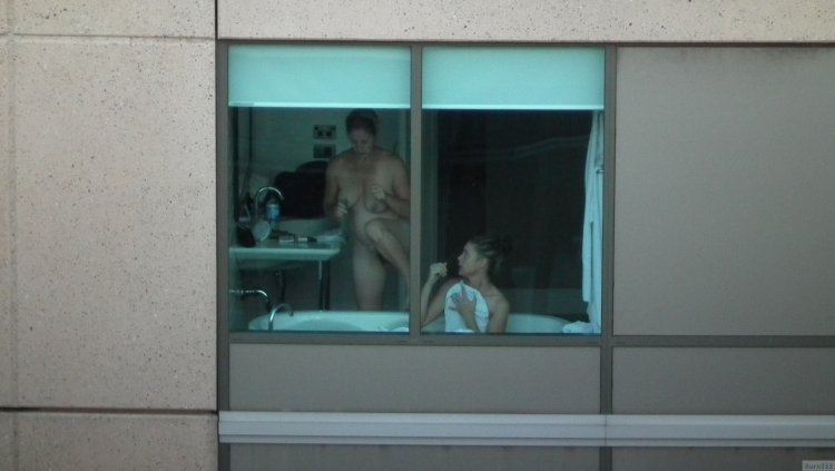 Подглядывание в окна голые
