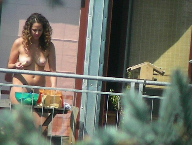 Девушки в окнах подсмотрено