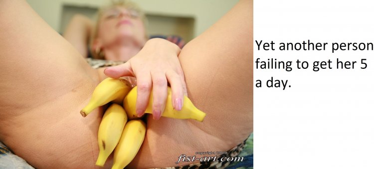 Банан в руке