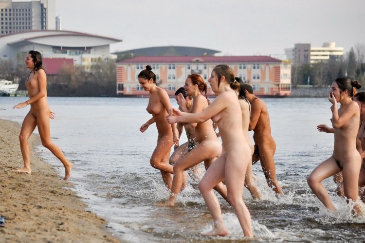 Массовые купания нагишом