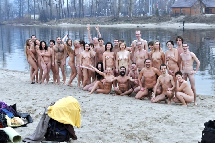 Толпа голых женщин