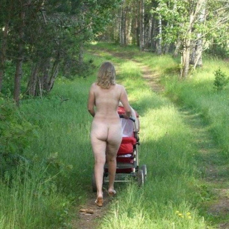 Мамочки ню на прогулке