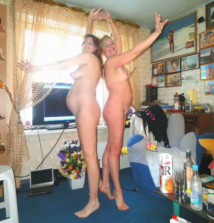 Две девушки подруги