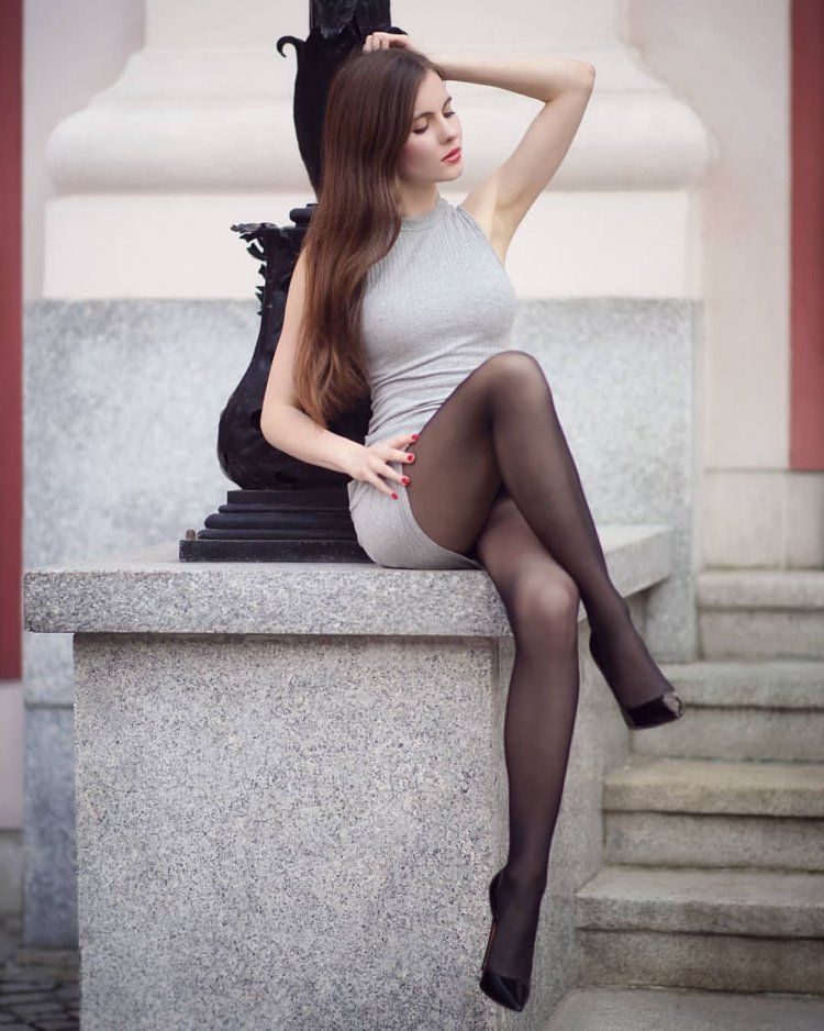 Девушка в колготках