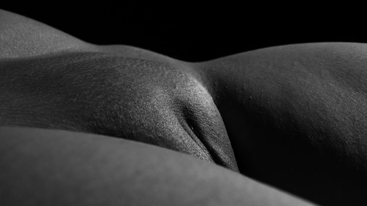 Женское тело черно белое