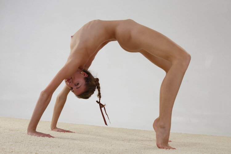 Эмили блум гимнастика голышом