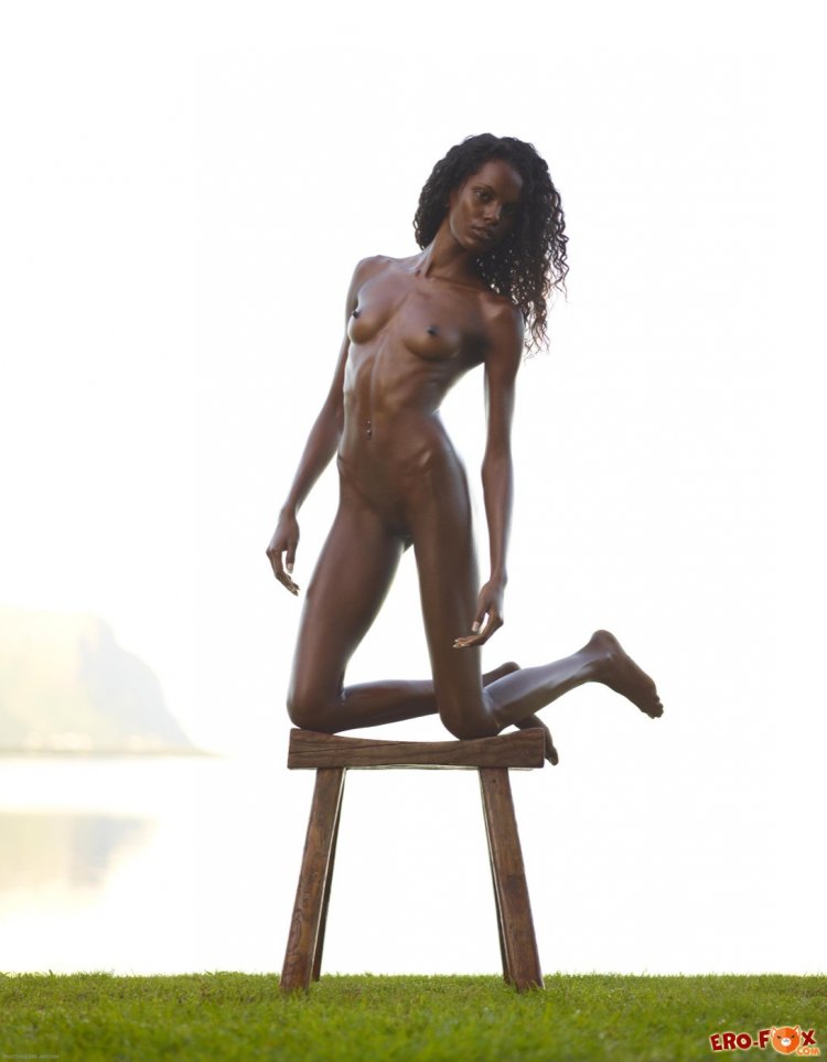 Темнокожая девушка