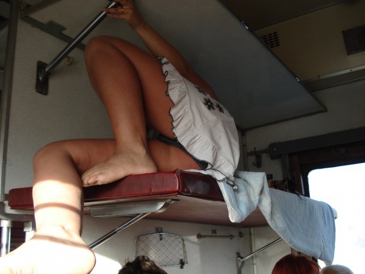 Девушки в поезде плацкарт