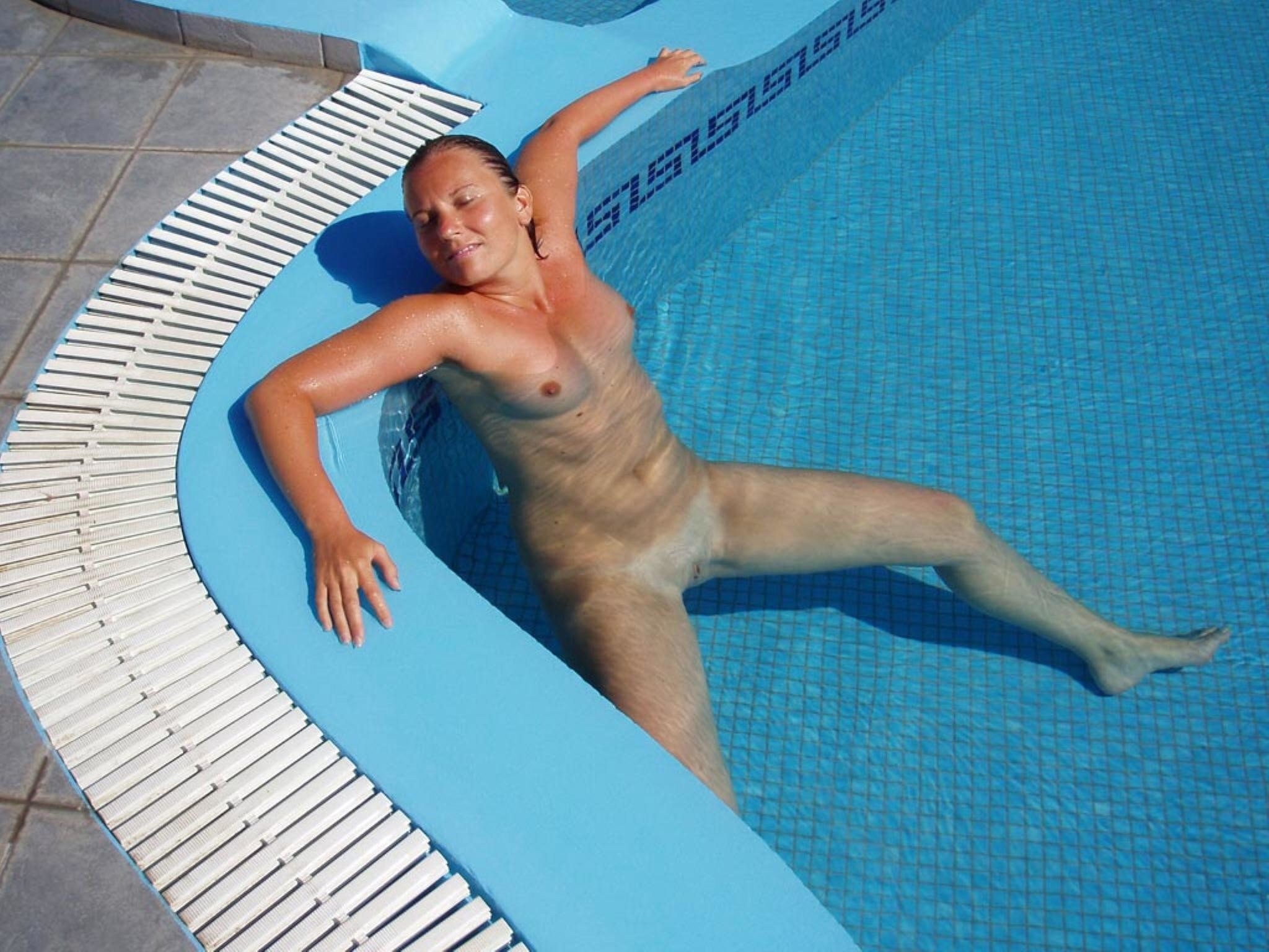 Жены голышом в бассейне (70 фото) .