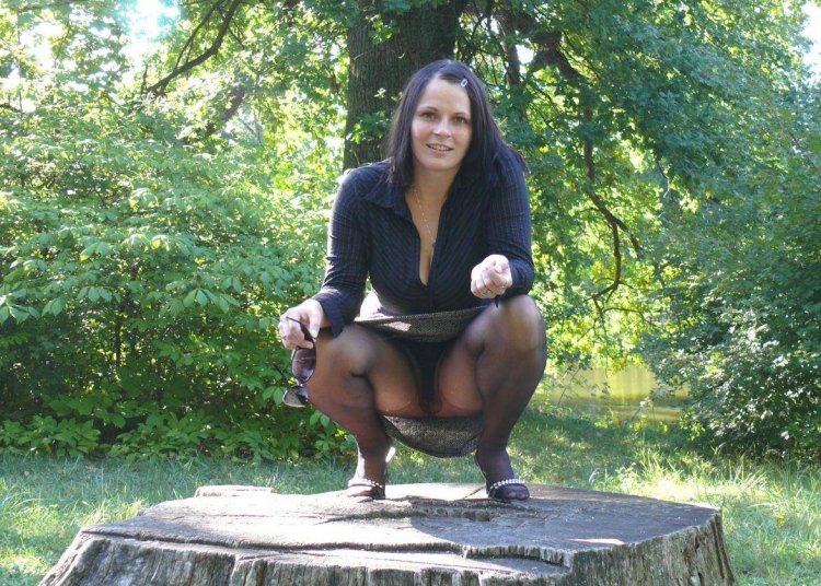 Девушка присела в колготках