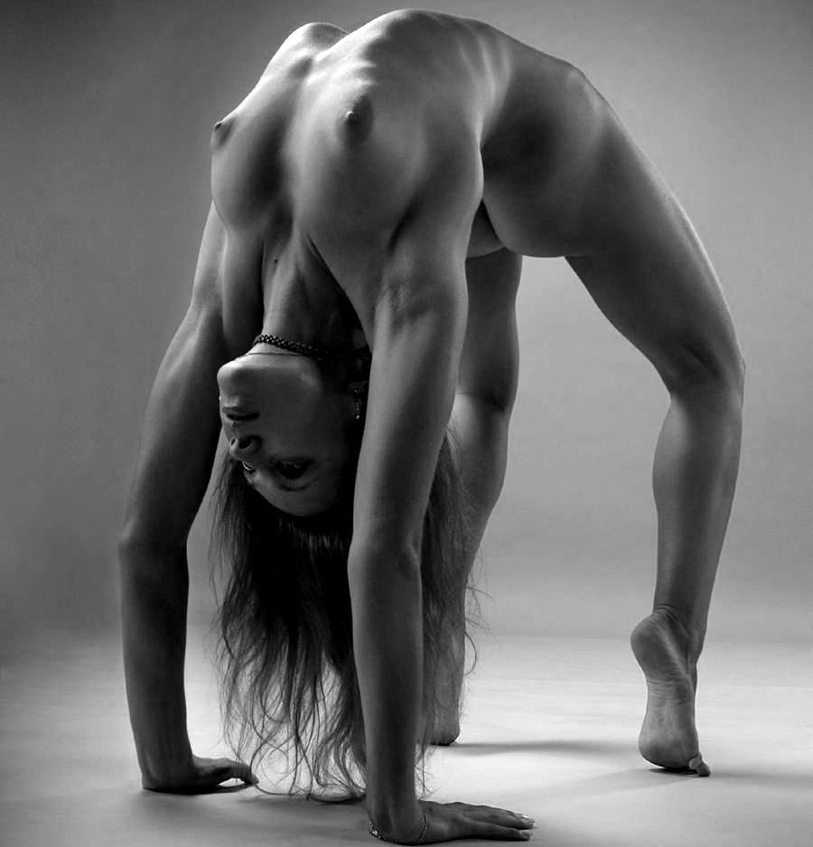 Гимнастика голых женщин (73 фото) .