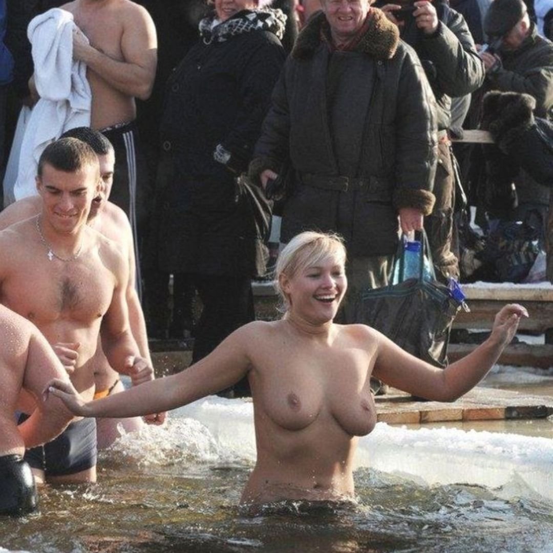 голые девушки купаются в проруби на крещение