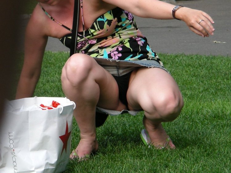 Девушка засветила трусики