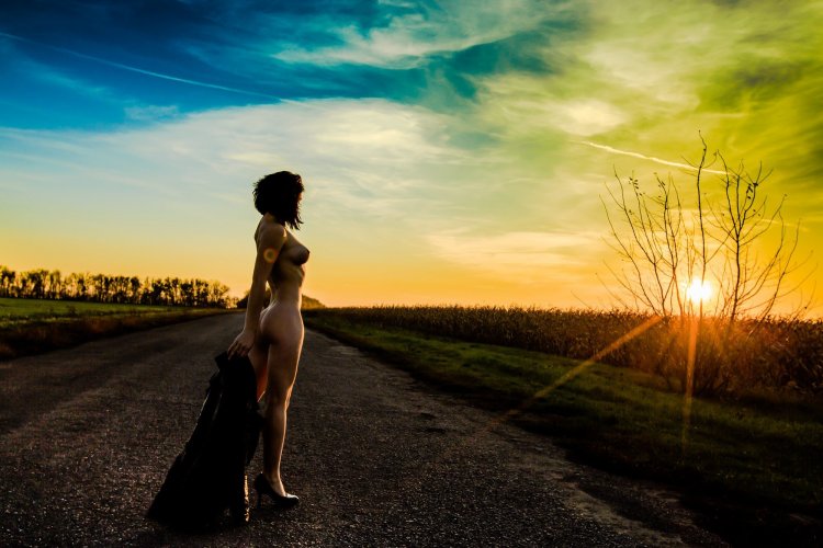 Голые девушки на закате