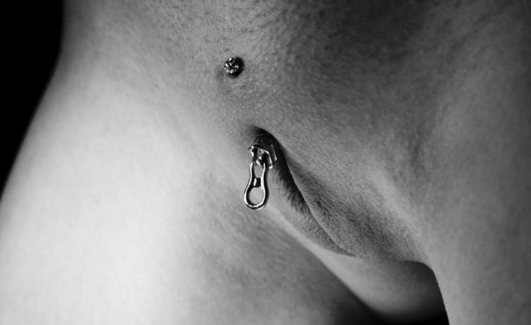 Пупок пирсинг