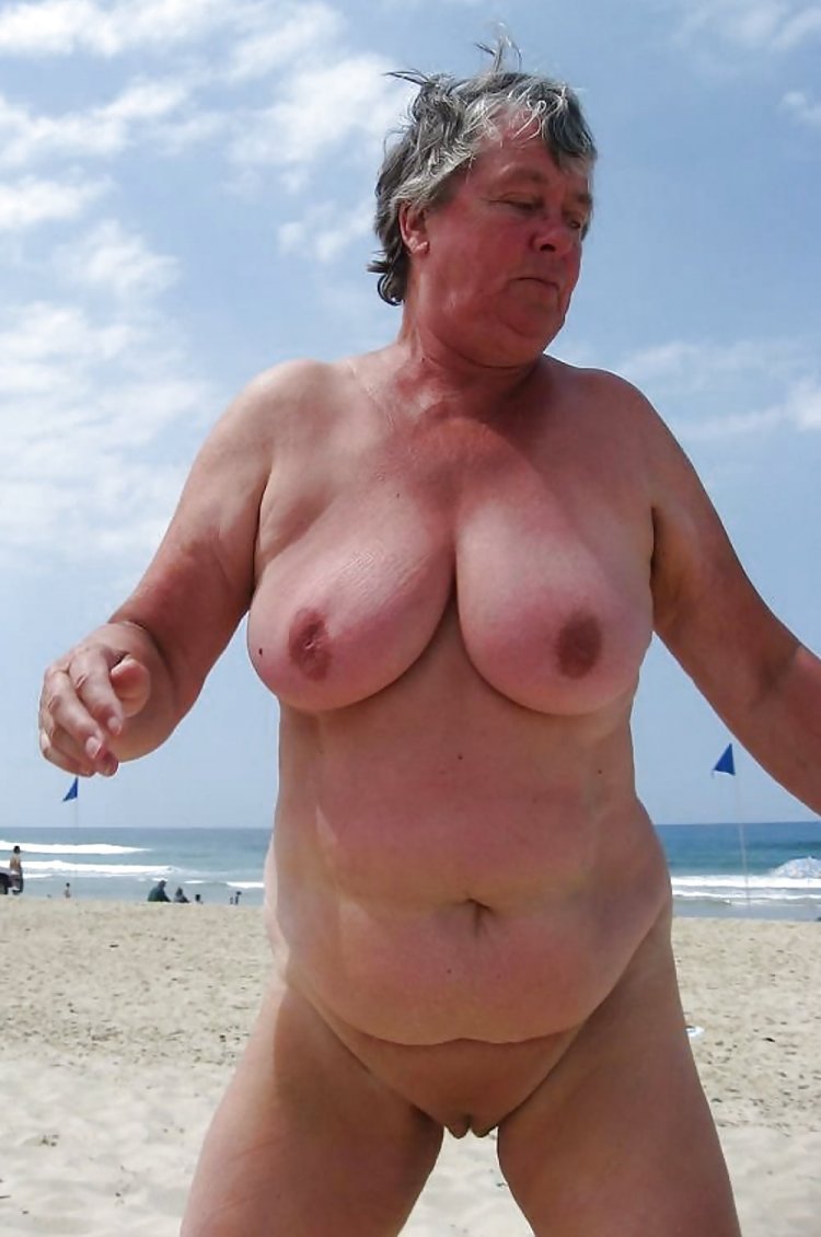 Обнаженные старушки на пляже