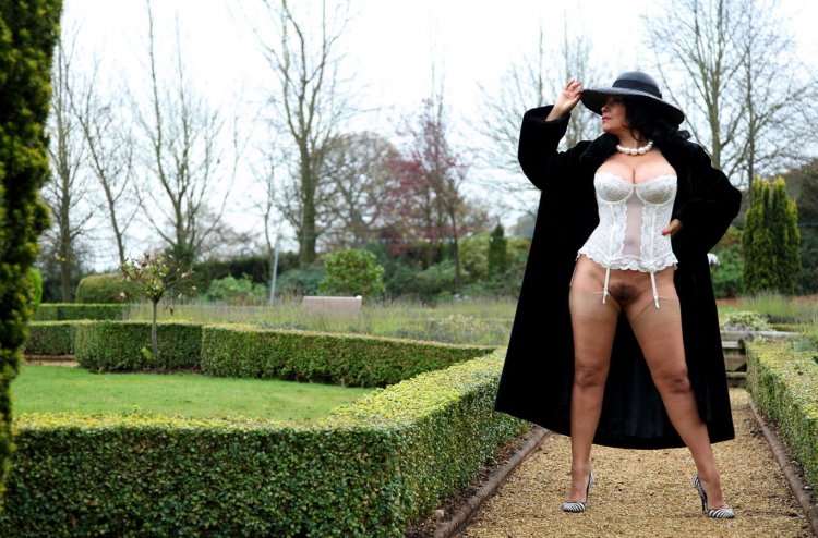 Голые зрелые женщины в шляпе