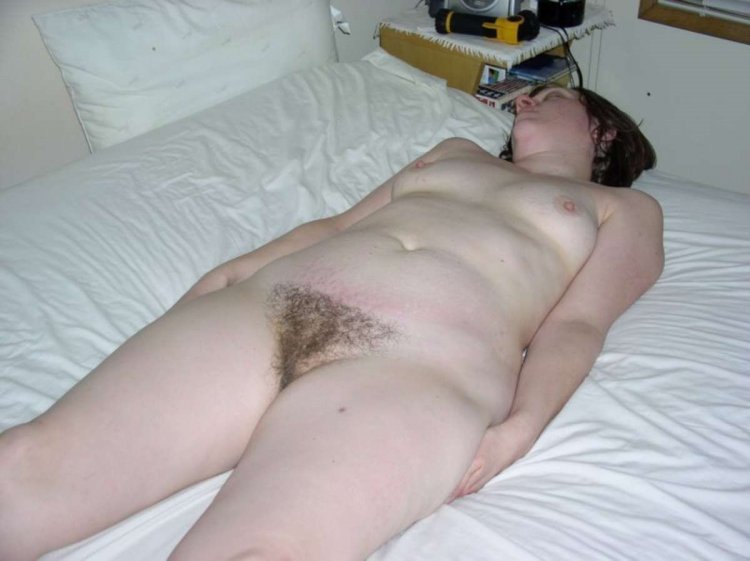 Пьяная женщина с волосатой писей