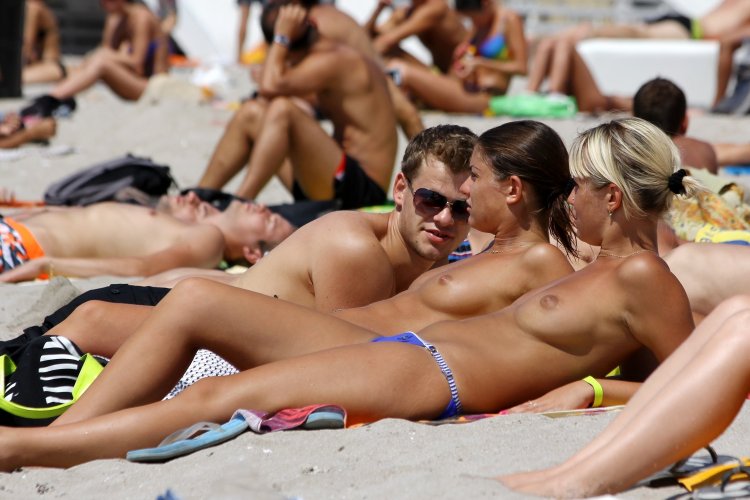 Топлесс на общественном пляже Крым