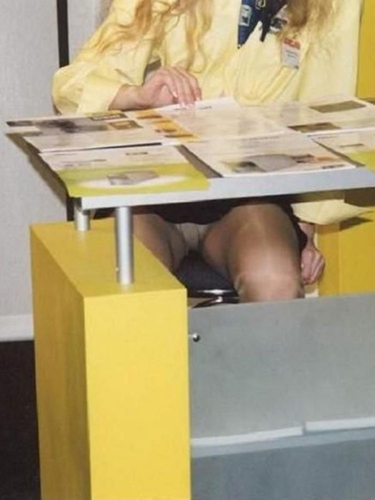 Раком без трусиков в юбке