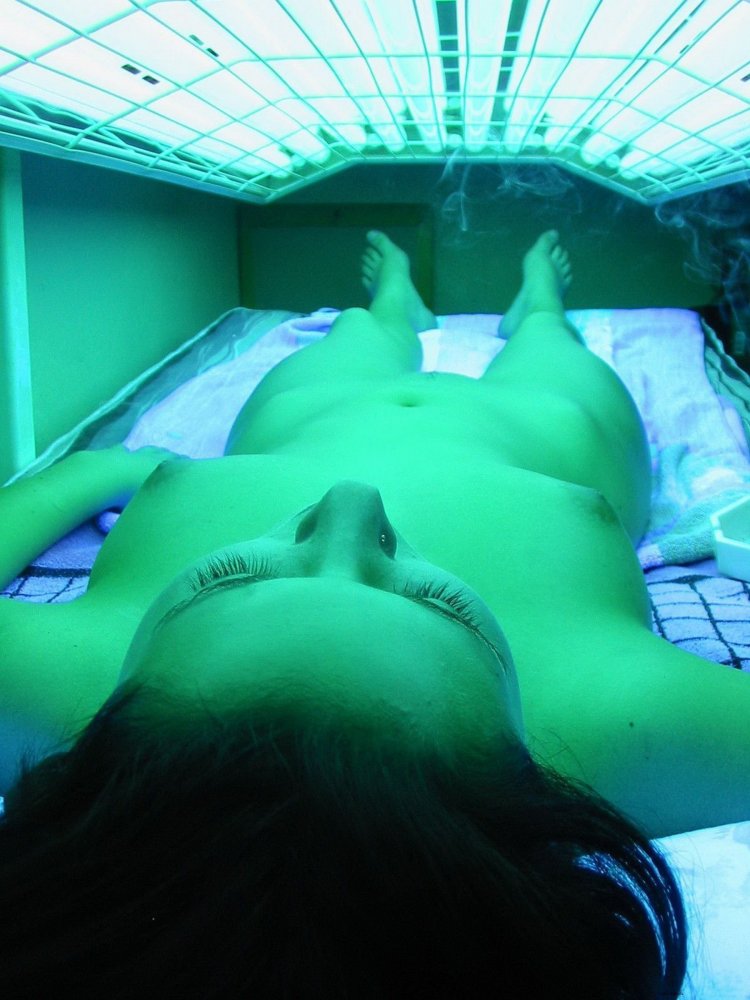 Эротика девушка в солярии