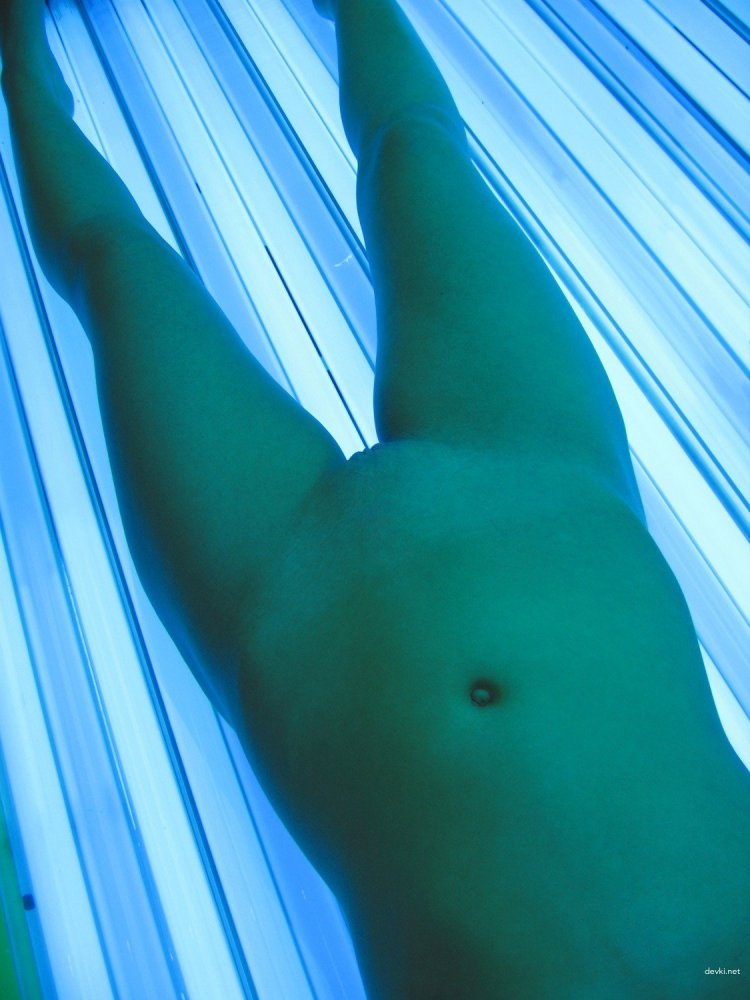 Голые красивые девушки в солярии