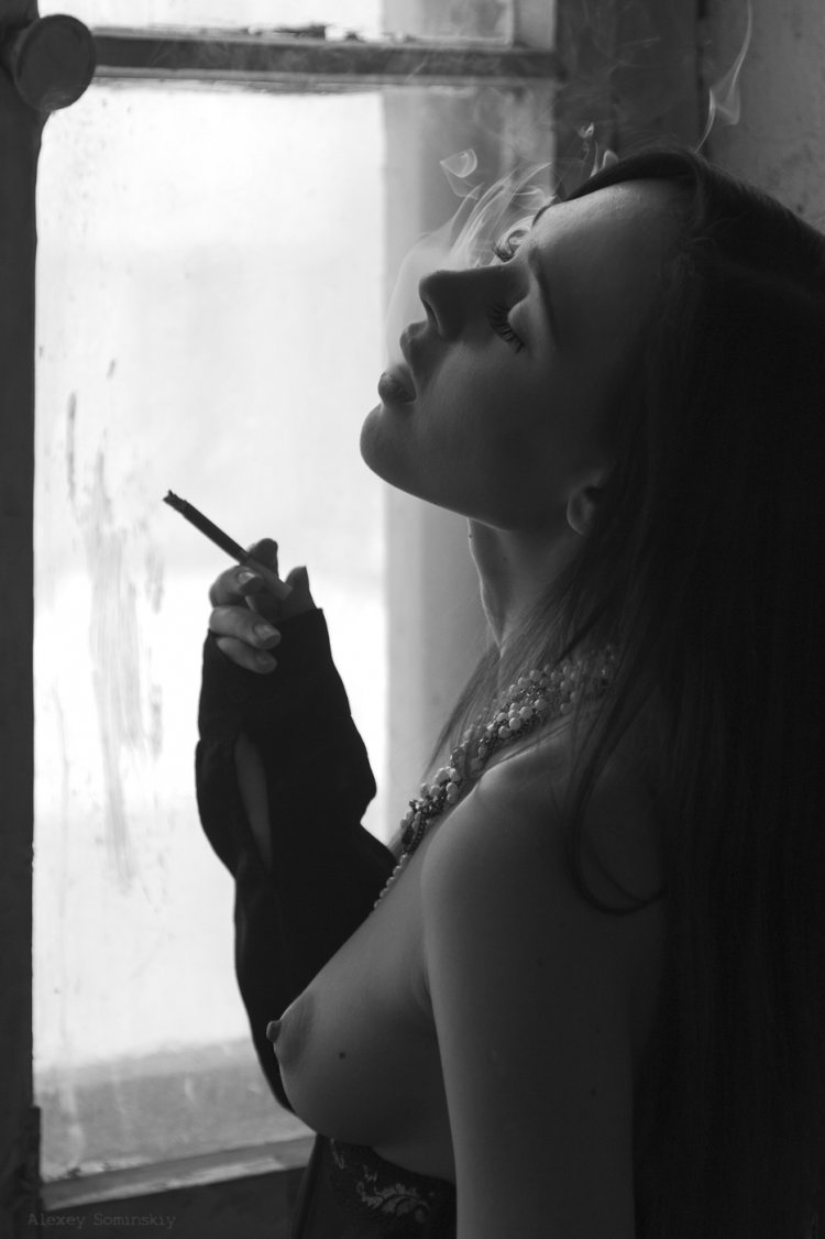 фото курящих голых женщин