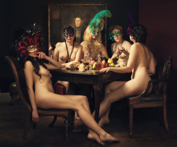 Голые девушки на маскараде