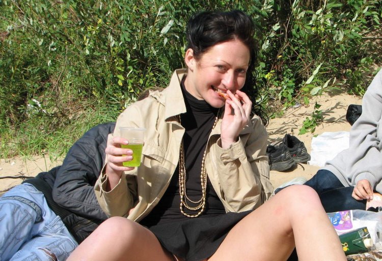 Голые девушки под юбкой