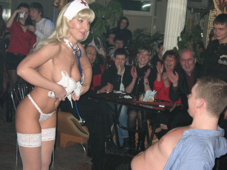 Пьяные девушки на корпоративе раздеваются