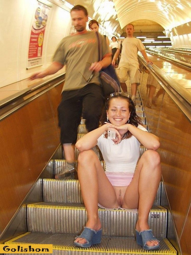 Девушки без трусиков в метро