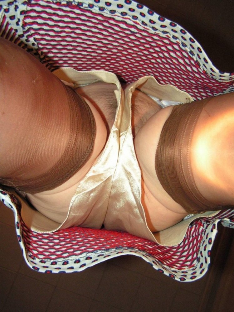 Голые девушки в юбках вид снизу