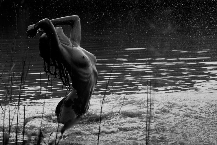 Обнаженная девушка в дождь