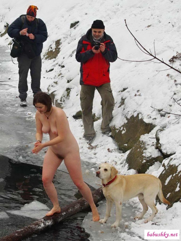 Обнаженные моржи в проруби