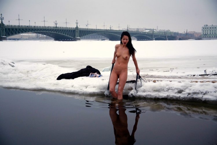 Девушки купаются в проруби